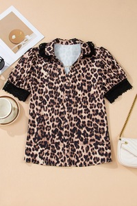 Camicetta da donna con stampa leopardata, scollo a V, maniche corte a sbuffo, finiture in pizzo nero, abbottonatura frontale, camicia casual con stampa logo personalizzata - Product Image 5