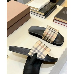 Ciabatte piatte di lusso di alta qualità, a quadri, antiscivolo, con una singola fascia, alla moda e di tendenza per l'abbigliamento casual estivo da esterno. - Product Image 2