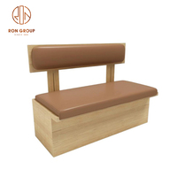 Mobilier de café-restaurant : banquettes en cuir marron avec structure en bois, tables et chaises en tissu pour café