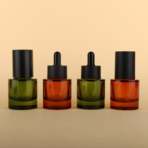 Chai nhỏ giọt hình trụ 30ml màu xanh lục nhạt, dùng đựng nước hoa và tinh dầu, có nắp cao su đen - Product Image 1