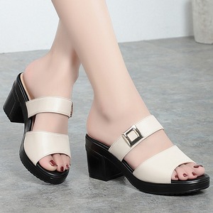 Sandales et mules Xuanhui d'été en cuir microfibre robuste noir à boucle carrée et double bride, talon carré de 7 cm - Product Image 2