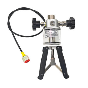 XINYIYB Pompe d'étalonnage d'huile hydraulique portable 700 bars avec manomètre intégré - Product Image 1
