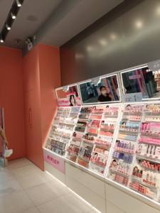 M & S Vitrines cosmétiques murales personnalisées avec étagères et étagères pour la décoration intérieure des magasins - Product Image 5