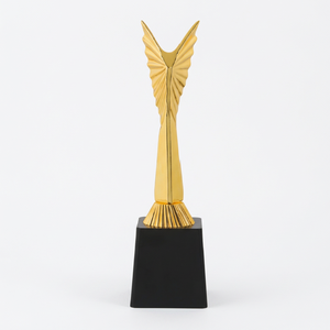 Trophée en métal Golden Angel avec base en bois gravée, design durable pour activités promotionnelles - Product Image 1