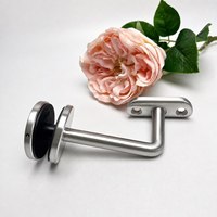 Support de main courante en acier inoxydable avec base ronde, bras tubulaire coudé, extrémité plate et surface brossée, fixation par vis.