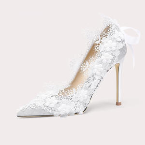 Nuove Scarpe da Sposa <span class=keywords><strong>con</strong></span> Punta Affusolata, <span class=keywords><strong>Tacchi</strong></span> Alti Primaverili ed Estivi, Pumps <span class=keywords><strong>con</strong></span> Tacco Alto in Pizzo Floreale <span class=keywords><strong>Argento</strong></span> e Bianco per Spose - Product Image 1