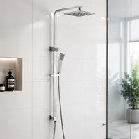 Colonne de douche murale moderne en chrome poli brillant avec pommeau de douche carré effet pluie et douchette à main