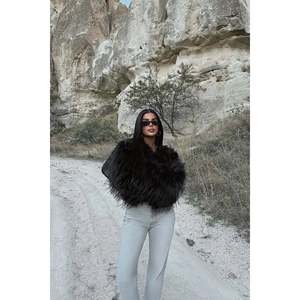 Manteau long et ajusté en fourrure noire Leroy avec imprimé vintage, fermeture à simple boutonnage, en fausse laine et soie - Product Image 4