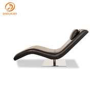 Fauteuil lounge minimaliste en cuir avec base en métal chromé poli, design suspendu, fauteuil d'appoint marron pour un style contemporain