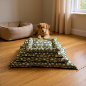 Set di Quattro Tappetini Antiscivolo per Cani con Motivo Quadrato sul Fondo - Product Image 3