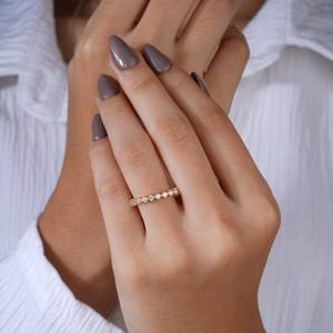 Bague élégante en or demi-éternité avec pierres rondes scintillantes transparentes, design classique de luxe pour femme, idéale pour les soirées et comme cadeau. - Product Image 2