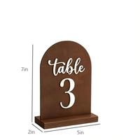 Panneau de numéro de table de mariage autoportant en bois foncé à sommet arqué avec lettres en relief