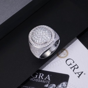 แหวนเงินแท้ 925 ดีไซน์วินเทจทรงกลมประดับเพชรโมอิสซาไนต์หลายชั้นแบบฝัง สำหรับแร็ปเปอร์ใส่แสดงบนเวที แหวนโมอิสซาไนต์สไตล์เรโทรฮิปฮอป - Product Image 1