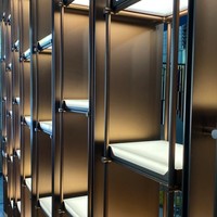 Vitrines d'angle murales Cadre en acier inoxydable Étagères en acrylique Bar à vin moderne pour la maison Salon