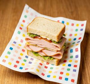 Papier d'emballage pour hamburgers personnalisé, résistant à la graisse, enduit de PE, de qualité alimentaire, avec design de marque pour restaurants et sandwichs - Product Image 5