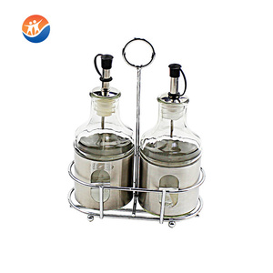 Juego de Botella de Aceite y Tarro de Pimienta de Vidrio con Hierro Repujado - Product Image 1