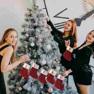 Medias Navideñas con Diseño de Copos de Nieve y Letras, Adornos Creativos para Árboles de Navidad y Decoraciones Festivas de Calcetines Tejidos con Alfabeto - Product Image 3