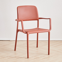 Fauteuil empilable moderne en plastique PP avec trous respirants, chaise de salle à manger d'extérieur, style nordique pour restaurant et café