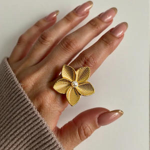 Anillo floral dorado con centro de perla para mujer, joyería de fiesta - Product Image 1