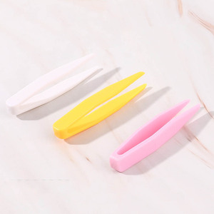 Pinces à épiler en plastique colorées à <span class=keywords><strong>dessin</strong></span> diamant, pinces à épiler pointues inclinées pour extensions de cils, pinces à épiler durables faites à la main pour les sourcils - Product Image 4