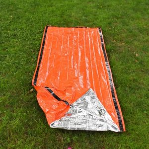 <span class=keywords><strong>Sac</strong></span> <span class=keywords><strong>de</strong></span> <span class=keywords><strong>couchage</strong></span> d'urgence <span class=keywords><strong>ultra</strong></span> imperméable en Mylar, couverture thermique légère, équipement <span class=keywords><strong>de</strong></span> survie pour garder au chaud lors du camping, <span class=keywords><strong>de</strong></span> la randonnée et des activités <span class=keywords><strong>de</strong></span> plein air - Product Image 5