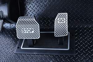 עגלת גולף חשמלית ורודה עם 4 מושבים, תאוצה חלקה ויוקרתית, ותאורת LED משולבת, עבור מגרש גולף יוקרתי. - Product Image 5