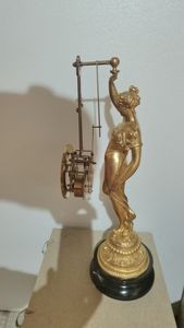 Horloge de table à pendule et à échappement en laiton massif de style français antique, squelette à l'envers, ornement en laiton massif, statue de déesse - Product Image 3