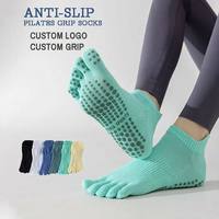 Chaussettes de yoga antidérapantes à cinq doigts avec logo personnalisé en gros – Chaussettes de yoga et Pilates à grip haute qualité