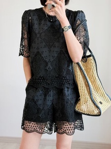 Completi Corti Estivi 2026 di Alta Qualità, Nuovi Set da Donna con Top a Maniche Corte Ricamato Traforato e Pantaloncini Neri con Inserti in <span class=keywords><strong>Pizzo</strong></span> - Product Image 1