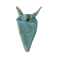 Un bandana avec un motif vert émeraude unique, convient à ceux qui préfèrent un style audacieux et individualiste.
