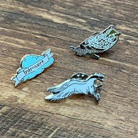 Fabrication en gros d'insignes en métal épingles en émail minimum bas épingles de revers de logo personnalisé pour sacs chapeau vêtements