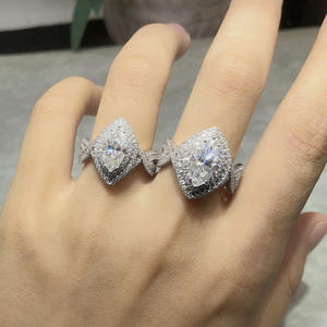 Anello da Donna F970 in Oro Bianco con Diamante Naturale Taglio a Pera, Anello di Fidanzamento con Diamante Colore D e Montatura Halo - Product Image 2