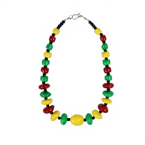 Collier fantaisie géométrique coloré en résine perlée pour femme, bijou tendance et imposant avec détails noirs, idéal pour les mariages - Product Image 4