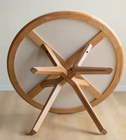 Table à manger ronde avec pieds en chêne massif en forme d'étoile et plateau en pierre, style minimaliste moderne pour petits appartements et restaurants