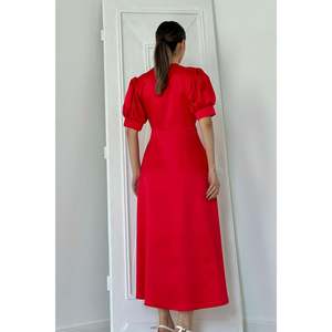 Robe en satin rouge en gros avec fermeture à boutons et motif imprimé élégant et décoratif - Product Image 1