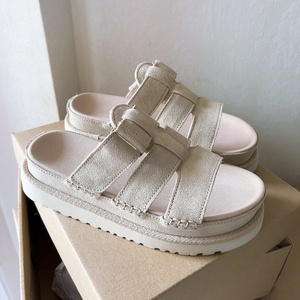 Sandales d'été tendance Uggs pour enfants, style mode avec fermeture Velcro, semelle épaisse en cuir de vachette, confortables et stylées pour l'extérieur - Product Image 5