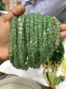 Collier en pierre taillée de fraise d'approvisionnement direct d'usine avec des perles de luxe de crêpe personnalisées pour l'exportation mondiale - Product Image 3