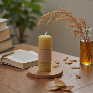 Bougies Cylindriques en Cire d'Abeille Naturelle Sans Fumée – Décoration Intérieure Créative en Nid d'Abeille – Cadeau Original et d'Exception – Vente en Gros - Product Image 1