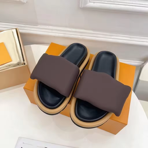 รองเท้าดีไซน์หรูสำหรับผู้ชาย แฟชั่นระบายอากาศได้ดี รองเท้าผู้หญิง รองเท้าสไลด์แบบแบนสำหรับผู้ชาย รองเท้าแตะลำลองสำหรับใส่เดินเล่นชายหาดกลางแจ้ง - Product Image 1