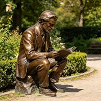 Sculpture de bronze grandeur nature d'un homme assis tenant un livre, personnalisable pour l'art public extérieur