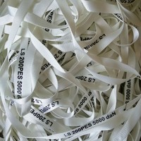Sangles tissées blanches polyvalentes, disponibles en différentes largeurs, assurant un emballage sécurisé pour les expéditions industrielles.