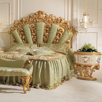 Cama King Size Tapizada en Verde Salvia de Lujo con Marco de Madera Tallada en Hoja de Oro Barroca para Villa, Mansión o Dormitorio Principal