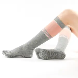 2022 calze da Yoga a cinque dita in cotone antiscivolo in vendita calda calze da Yoga da donna a tubo medio mezzo dito pieno