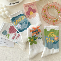 Nouvelles chaussettes blanches pour femmes, mignonnes, motif de fleur de dessin animé, douces et respirantes, en coton, 2023