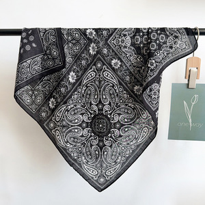 マットなソフトポリエステルネッカチーフは、コットンリネンのような見た目と感触で、エレガントなスクエアスカーフの質感を持つ女性用プリントスカーフ、68*68cm、ODM/OEM対応 - Product Image 2