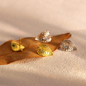 Pendientes de Botón de Plata de Ley 925 Chapados en Oro <span class=keywords><strong>Chris</strong></span> April con Textura Orgánica de Hoja Vívida y Microdiamantes - Product Image 3