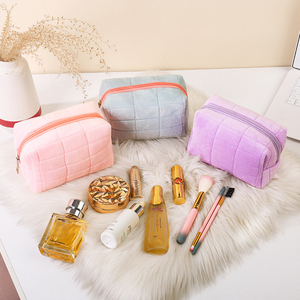 Косметичка с индивидуальным логотипом, милая плюшевая сумка для макияжа для женщин и девочек, маленькая мягкая пушистая косметичка на молнии, портативный дорожный органайзер для туалетных принадлежностей - Product Image 4