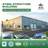Entrepôt à structure métallique, hangar de stockage, portes enroulables, toit en pignon, panneaux métalliques ondulés, extérieur en métal, atelier industriel, usine
