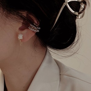 Boucles d'oreilles asymétriques pour femmes, petites et exquises, motif roses blanches, style rétro, accessoires d'amour - Product Image 2