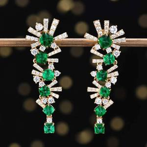 SGARIT Joyería Fina, Pendientes de Esmeralda Verde Muzo Natural de 3.32ct, Oro de 18K con Detalles de 104 Zafiros Blancos - Product Image 3